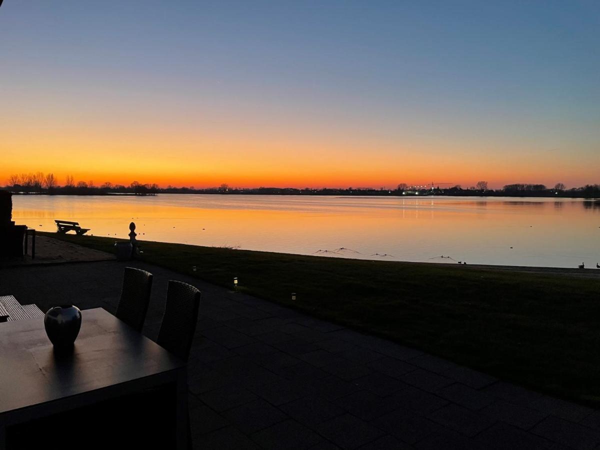 Luxe Chalet Direct Aan Het Water Met Strand Lith Eksteriør billede